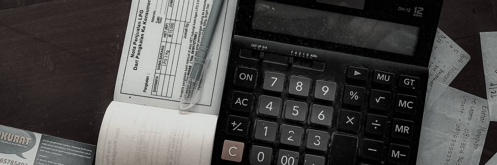 Calculatrice posée sur une table en bois