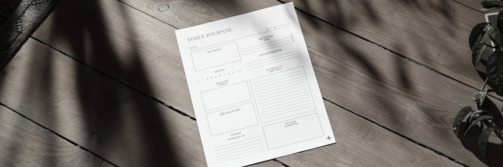 Feuille de papier seule sur un plancher en bois