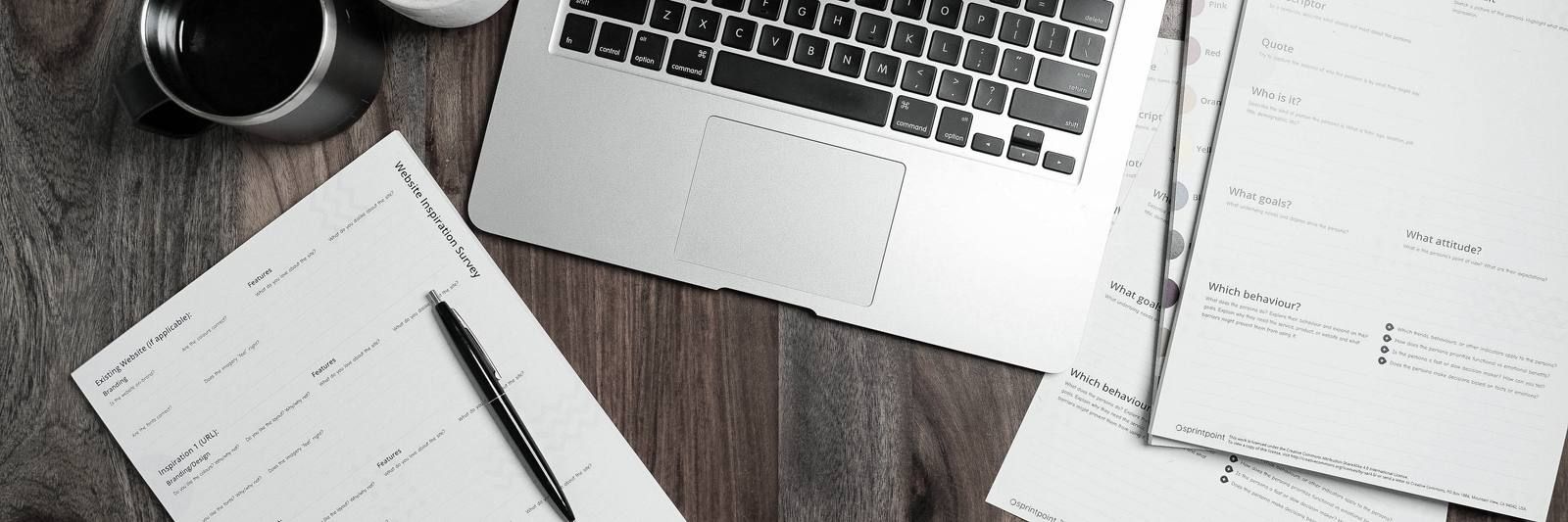 Ordinateur portable seul sur un bureau en bois