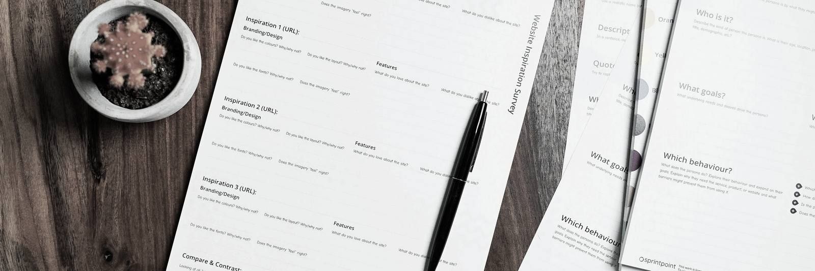 Table en bois avec des documents et un stylo
